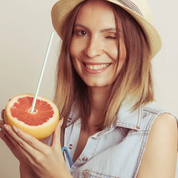 Uma mulher feliz de chapéu a beber sumo de toranja. Dieta — Fotografia de Stock