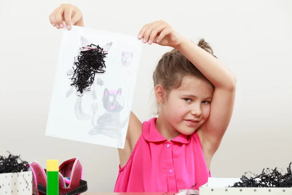 Kleines Mädchen zeichnet im Klassenzimmer — Stockfoto