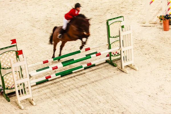 Equitação. show jumping, cavalo e cavaleiro sobre salto — Fotografia de Stock