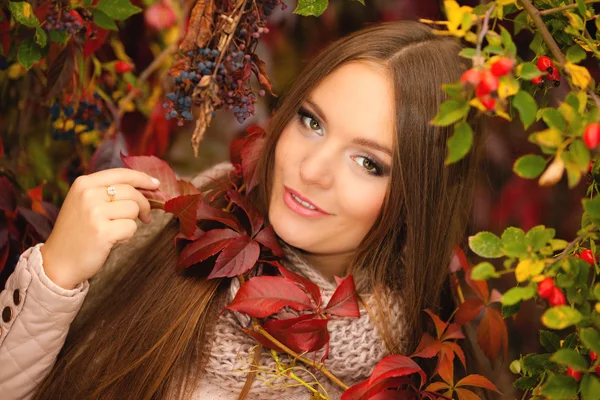 Fille se détendre dans le parc automnal — Photo