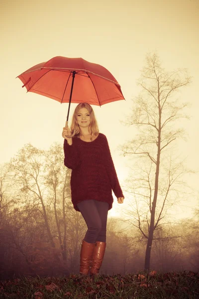 Kvinna med paraply avslappnande — Stockfoto