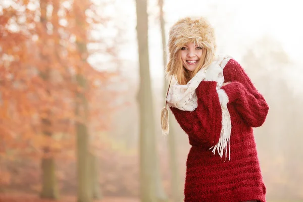 Frau posiert im Herbstwald — Stockfoto