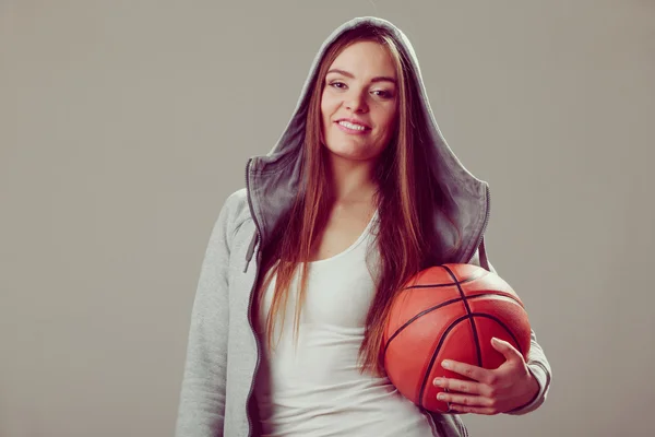 Menina segurando basquete . — Fotografia de Stock