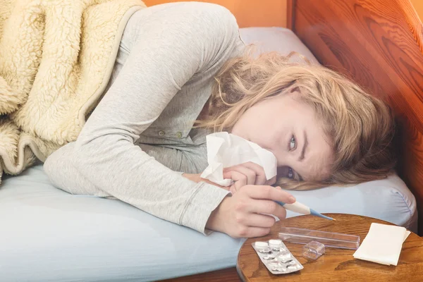 Mujer acostada en la cama debajo de una manta de lana — Foto de Stock