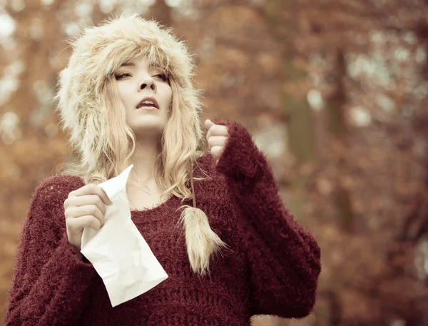 Woman walking,  sneezing in tissue. — Stockfoto