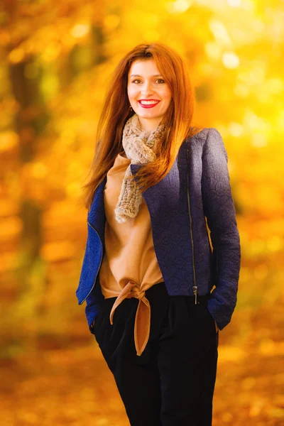 Vrouw mode meisje ontspannen wandelen in herfst park, buiten — Stockfoto