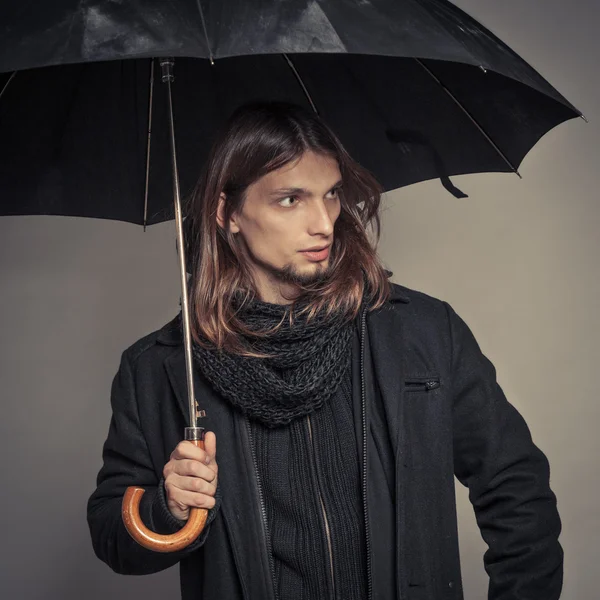 Guapo retrato de hombre de moda con abrigo negro . —  Fotos de Stock