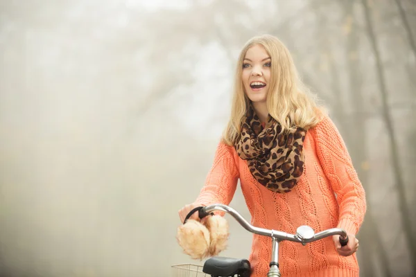 Mujer feliz con bicicleta en el parque de otoño . —  Fotos de Stock