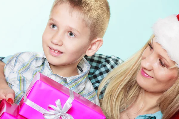 Mère et fils avec des boîtes-cadeaux — Photo