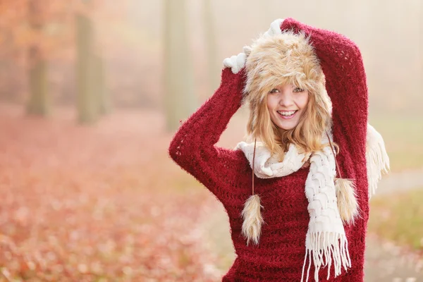 Lächelnde Frau mit Pelz-Wintermütze posiert — Stockfoto
