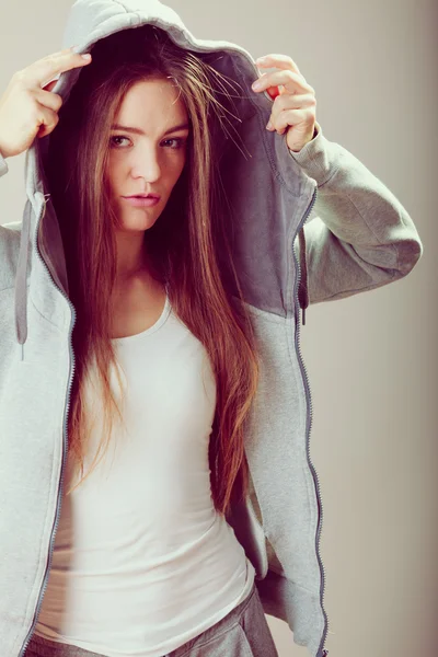 Retrato de menina adolescente pensativo no capuz . — Fotografia de Stock