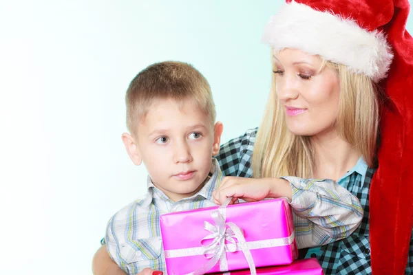 Mère et fils avec des boîtes-cadeaux — Photo