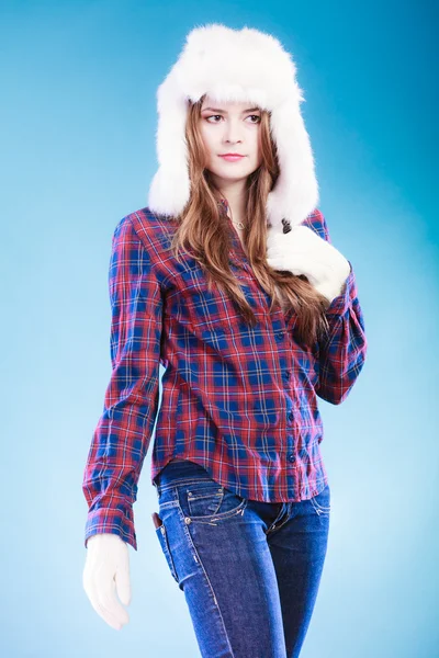 Kış giyim kürk şapkalı genç kadın — Stok fotoğraf