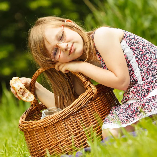 Funny hungry little girl having picnic in park — Stockfoto