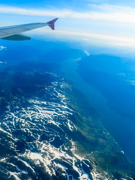 Utsikt från fönstret i flygplan som flyger över Norge Scandinavia. — Stockfoto