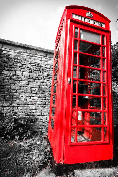 Traditional red telephone box in UK — Stock Photo, Image