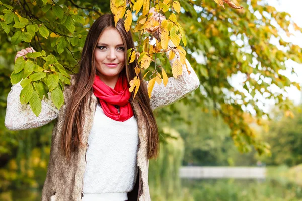 Kvinna mode flicka avkopplande promenader i höstlig park — Stockfoto