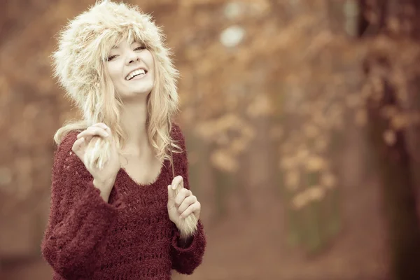 Vrouw in de winter kleding bont cap — Stockfoto