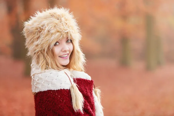 Retrato de mulher muito sorridente em chapéu de inverno de pele — Fotografia de Stock