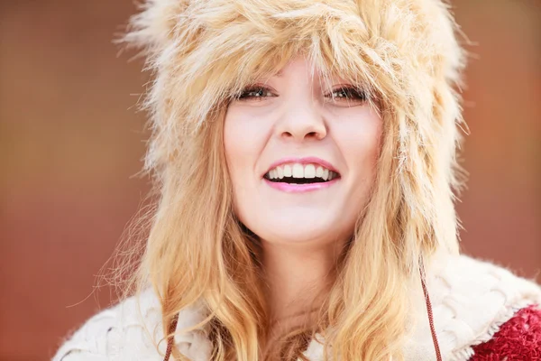 Porträt der hübschen Modefrau mit Pelz-Wintermütze — Stockfoto