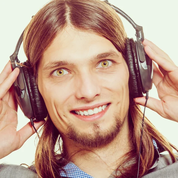 Un homme avec des écouteurs écoutant de la musique. Loisirs . — Photo
