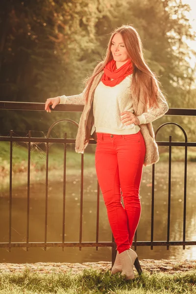 Portret meisje ontspannen wandelen in herfstpark. — Stockfoto