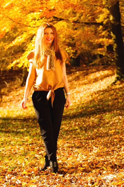 Mulher moda menina relaxante andando no parque outonal, ao ar livre — Fotografia de Stock
