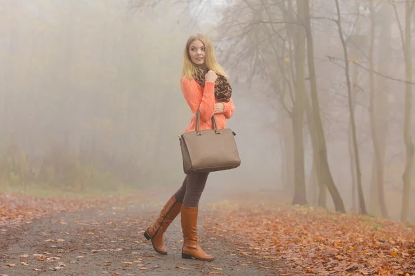 Modefrau posiert mit Handtasche im Herbstpark — Stockfoto