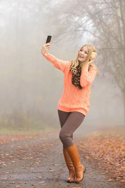 Femme de mode heureuse dans le parc prenant selfie photo . — Photo