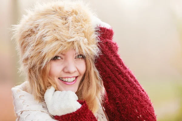 毛皮冬季帽子的漂亮微笑女人的画像 — 图库照片