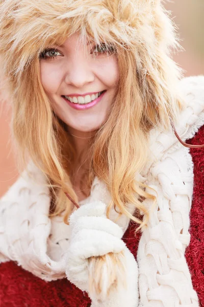 Retrato de mujer bastante sonriente en sombrero de invierno de piel —  Fotos de Stock