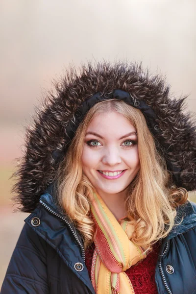 Portret vrij lachende vrouw in jas met capuchon. — Stockfoto