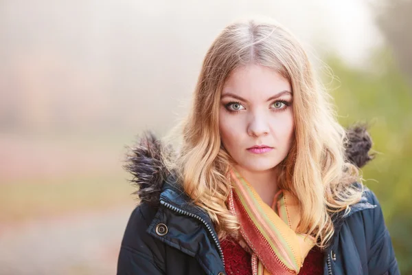 Portret triest aantrekkelijke vrouw buiten — Stockfoto