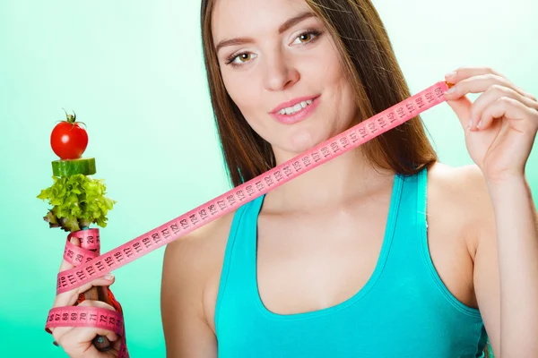 Sporty girl with vegetarian food. — Stock Photo, Image