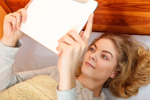 Jonge vrouw meisje met tablet browsen internet. — Stockfoto