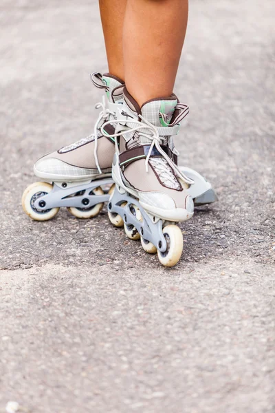 Disfrutando del patinaje sobre ruedas patinando en patines en línea . —  Fotos de Stock