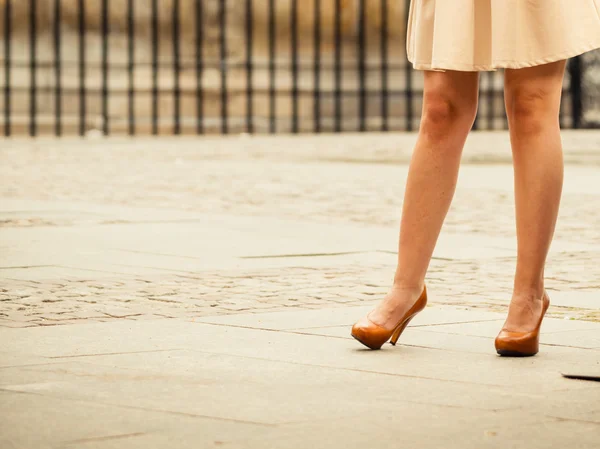 Moda. Pernas femininas em sapatos elegantes ao ar livre — Fotografia de Stock