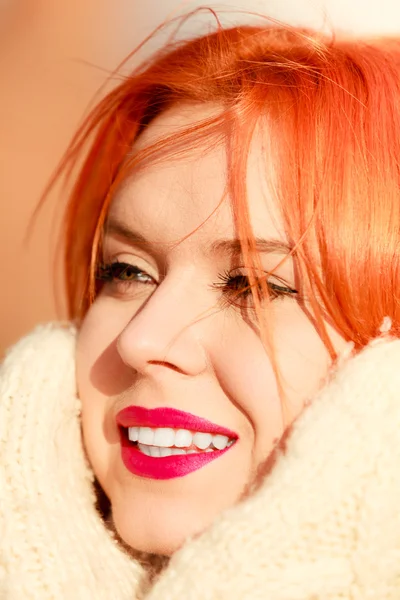 Belleza cara pelo rojo mujer en ropa de abrigo al aire libre — Foto de Stock