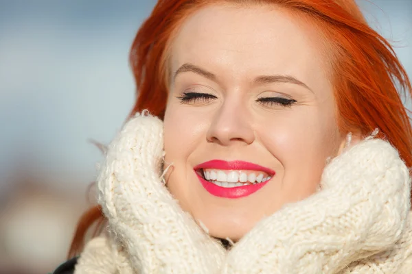 Skönhet ansikte rött hår kvinna i varma kläder utomhus — Stockfoto