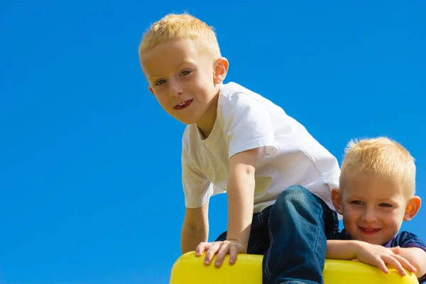 Niños niños en el parque infantil escalada jugando . —  Fotos de Stock