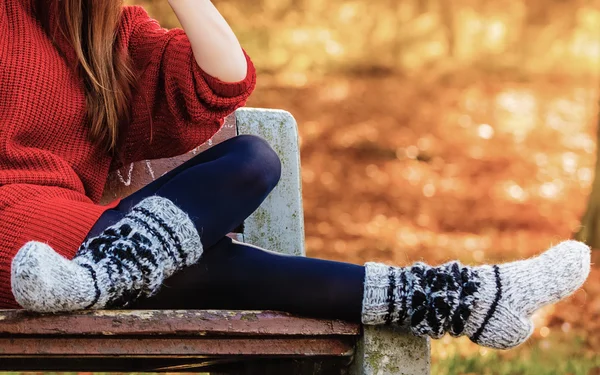 Осенняя мода. Женские ноги в теплых носках на открытом воздухе — стоковое фото