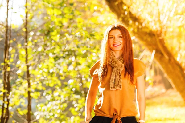 Mujer chica de moda relajante caminando en el parque otoñal, al aire libre — Foto de Stock