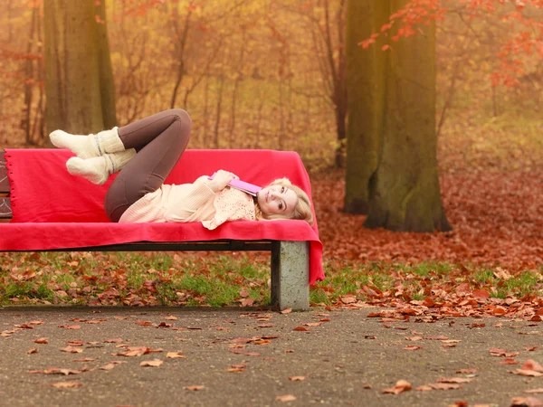 Mujer relajante en el parque de otoño — Foto de Stock