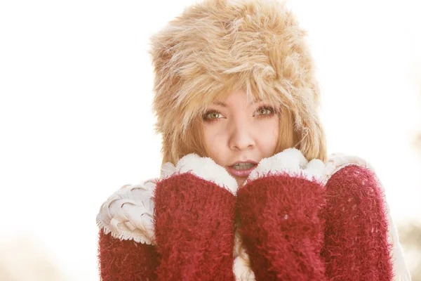 Porträtt av vackra mode kvinna i päls vinter mössa — Stockfoto