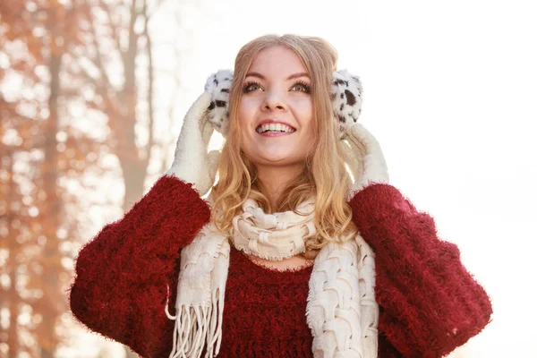 Woman in fall forest posing — Stock Photo, Image