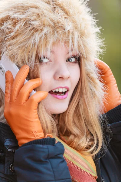 携帯電話で話す女性は. — ストック写真