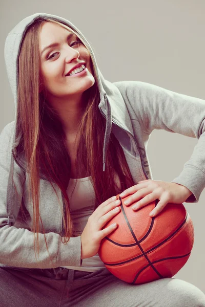 Mädchen mit Kapuze hält Basketball. — Stockfoto