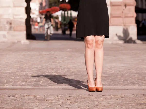 Moda. Pernas femininas em sapatos elegantes ao ar livre — Fotografia de Stock