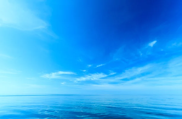 美しい海は水平線と空. — ストック写真