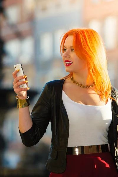 Mujer chica de moda con teléfono inteligente al aire libre —  Fotos de Stock